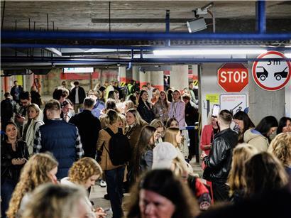 Menschen suchen Schutz in Tiefgarage während Luftalarm in Vilnius, Schutzraum, Sicherheitsmaßnahme, Notfallvorsorge