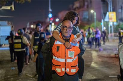  Menschen suchen Schutz während eines Raketenangriffs in Ramat Gan in der Nähe von Tel Aviv
