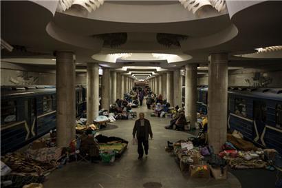 Menschen suchen in einer als Bunker genutzten U-Bahn-Station in Charkiw Schutz
