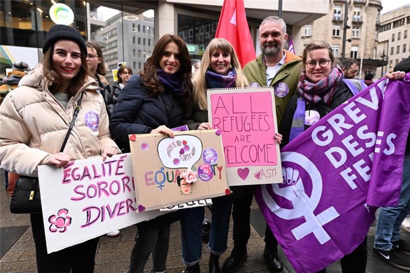 Menschen trafen sich vor Ort, um gemeinsam bei der „Marche féministe“ mitzugehen