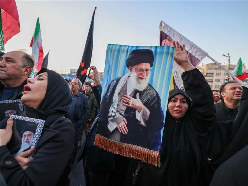 Menschen trauern in Teheran bei Gedenkfeier für Ayatollah Ali Chamenei, Trauer und Anteilnahme in Iran