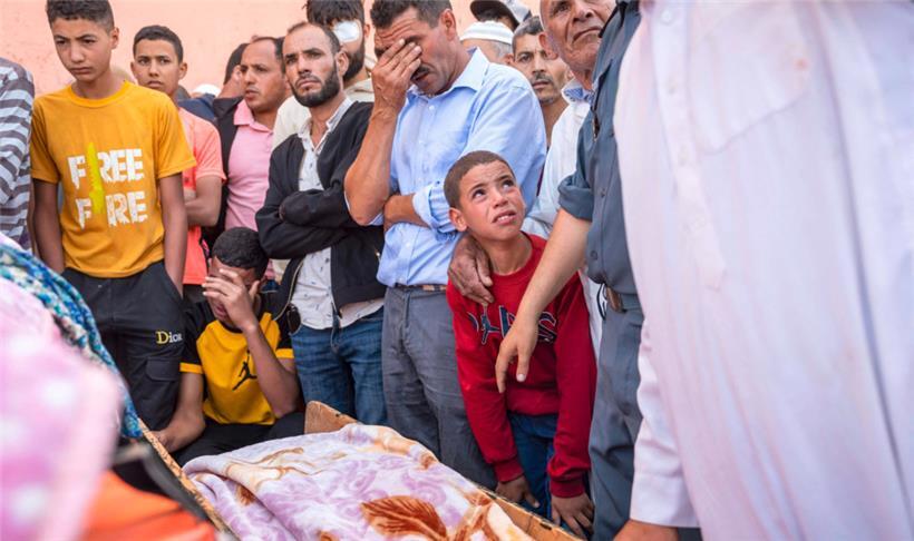 Menschen trauern vor der Leiche eines Erdbebenopfers