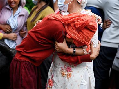 Menschen trauern vor einer Leichenhalle im nepalesischen Distrikt Chitwan um ihre vermissten Angehörigen nach den Sturzfluten