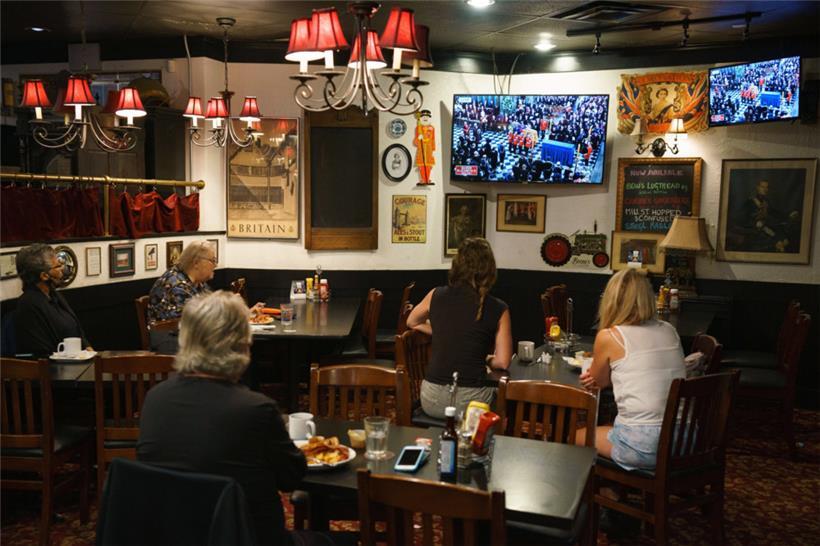 Menschen verfolgen im Bishop and Belcher Pub im kanadischen Toronto die Live-Übe...