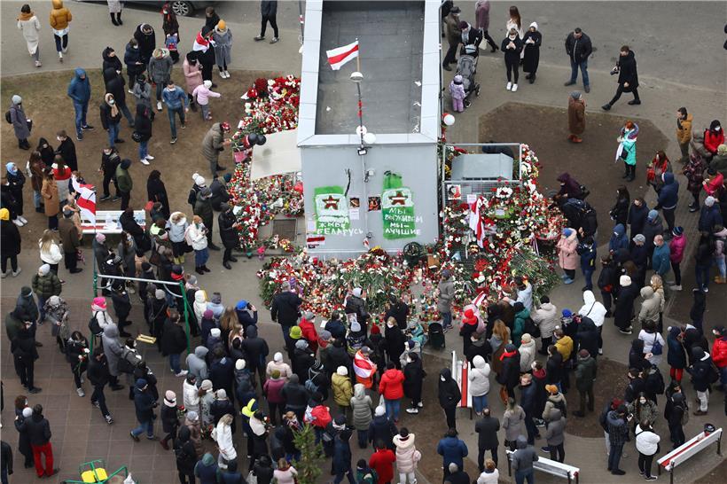 Menschen versammeln sich am Freitag in Minsk, um dem zu Tode geprügelten Raman Bandarenka zu gedenken
