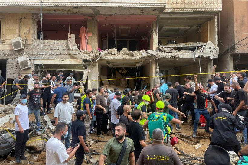 Menschen versammeln sich am Ort eines israelischen Raketeneinschlags in den südlichen Vororten von Beirut. Israels Armee hat eigenen Angaben zufolge ein Ziel in Libanons Hauptstadt Beirut angegriffen.
