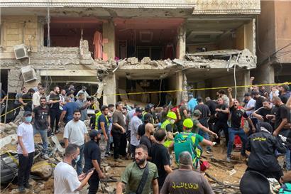 Menschen versammeln sich am Ort eines israelischen Raketeneinschlags in den südlichen Vororten von Beirut. Israels Armee hat eigenen Angaben zufolge ein Ziel in Libanons Hauptstadt Beirut angegriffen.
