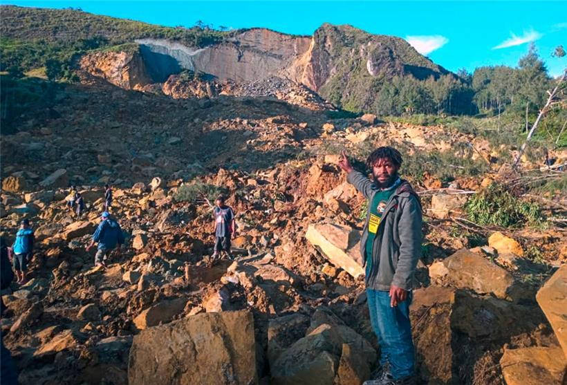 Menschen versammeln sich an der Stelle eines Erdrutsches in Maip Mulitaka in der Provinz Enga von Papua-Neuguinea
