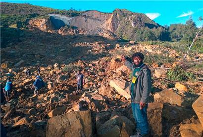 Menschen versammeln sich an der Stelle eines Erdrutsches in Maip Mulitaka in der Provinz Enga von Papua-Neuguinea
