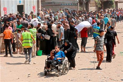 Menschen versammeln sich an einer Ausgabestelle des UN World Food Programme (WFP) in Gaza-Stadt, um einen Sack Mehl zu erhalten
