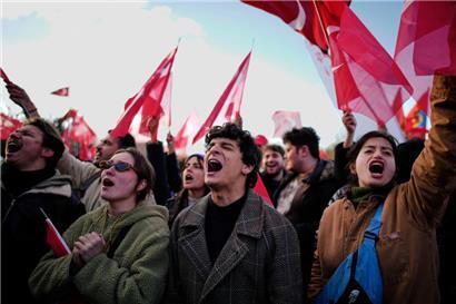 Menschen versammeln sich vor dem Rathaus, um gegen die Verhaftung des Istanbuler Bürgermeisters Imamoglu zu protestieren
