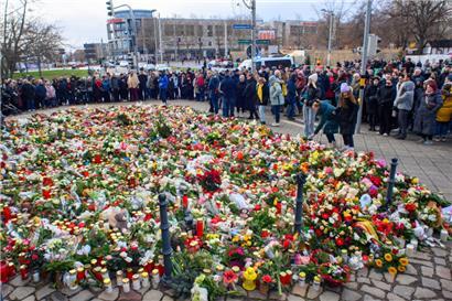 Menschen versammeln sich vor der Johanniskirche
