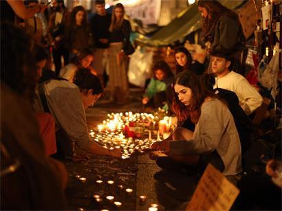 Menschen versammeln sich zu einer Mahnwache an der Puerta del Sol, nachdem bekannt wurde, dass Maricarmen Abascal am 7. Oktober in einem Madrider Krankenhaus verstorben war 