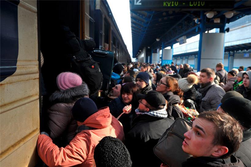 Menschen versuchen am Freitag, in einen Evakuierungszug am Kiewer Hauptbahnhof einzusteigen
