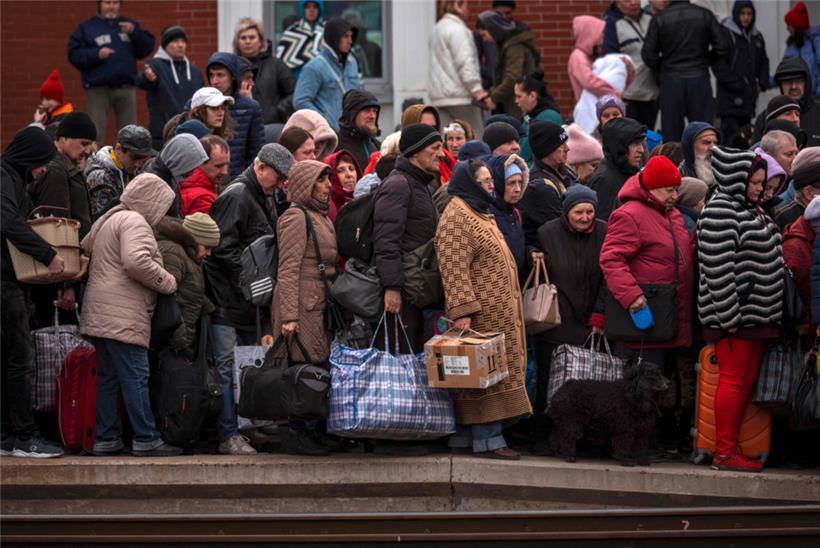 Menschen warten an einem Bahnhof in Kramatorsk auf einen Zug, um die Donbass-Region zu verlassen
