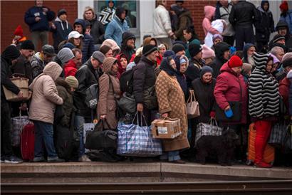 Menschen warten an einem Bahnhof in Kramatorsk auf einen Zug, um die Donbass-Region zu verlassen
