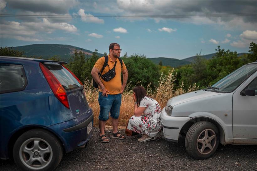 Menschen warten auf ihren Verwandten, der den Schiffbruch überlebt hat, vor dem griechischen Migrantenlager in Malakasa, in der Nähe von Athen, am 16. Juni 2023
