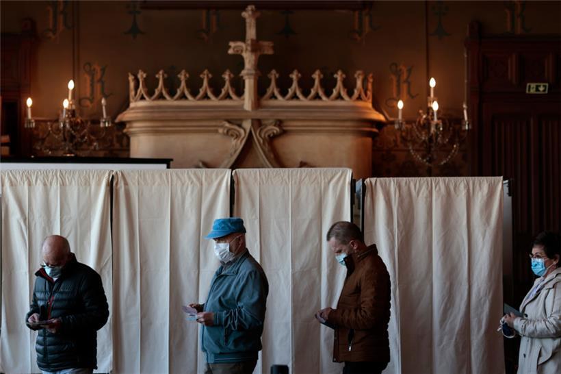Menschen warten im Rathaus von Redon auf ihre Stimmabgabe für die erste Runde der französischen Präsidentschaftswahlen

