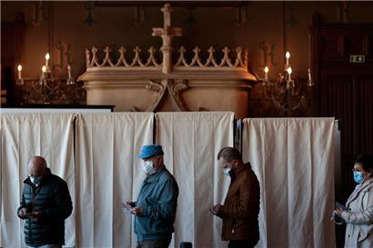 Menschen warten im Rathaus von Redon auf ihre Stimmabgabe für die erste Runde der französischen Präsidentschaftswahlen
