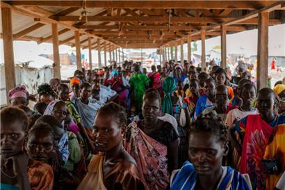 Menschen warten in einem Lager im Südsudan auf die Essensausgabe
