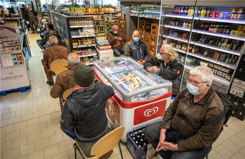 Menschen warten in einem Supermarkt in Baden-Württemberg auf ihre Impfung mit dem Impfstoff AstraZeneca. Eine Ärztin verimpft mit ihrem Team rund 250 Dosen AstraZeneca, für die sie in ihrer Sprechstunde wegen des Misstrauens gegen den Wirkstoff keine Abnehmer fand. Für die Aktion brauchte man keinen Termin.
