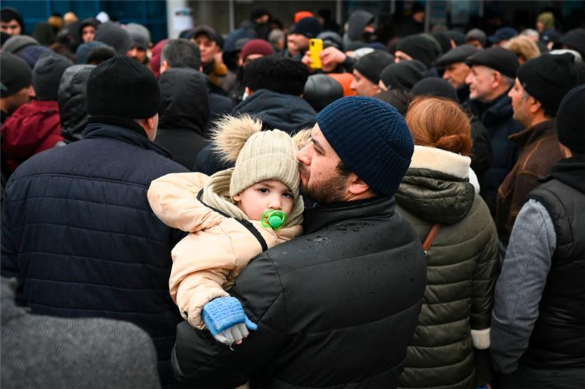 Menschen warten vor einem Auffanglager in der moldawischen Hauptstadt Chisinau

