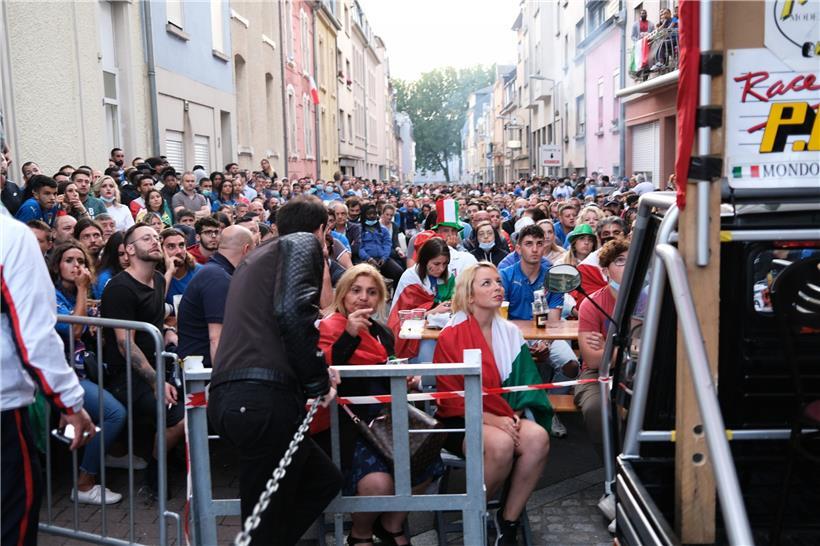 Menschenauflauf in der Nelson-Mandela-Straße in Esch

