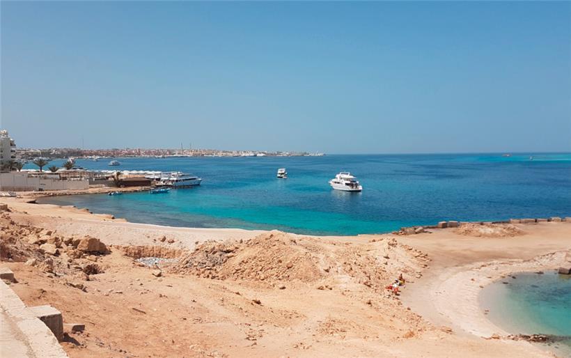 Menschenleer ist der Badestrand von Hurghada
