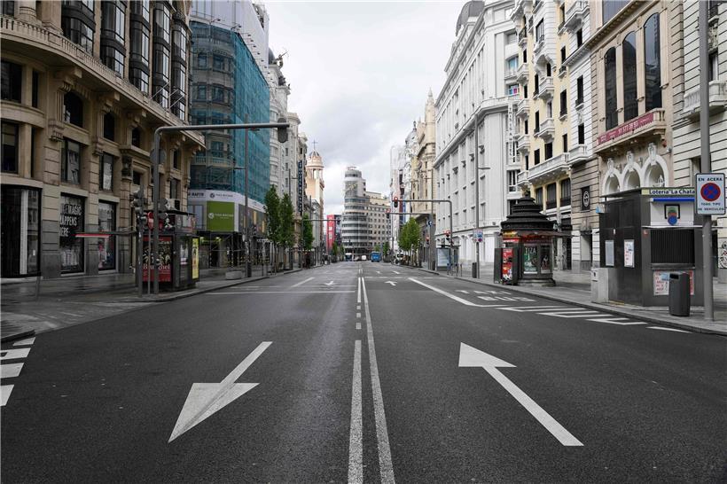 Menschenleere Gran via in Madrid: Auch Spanien versucht mit einer strengen Ausgangssperre die Situation in den Griff zu bekommen 
