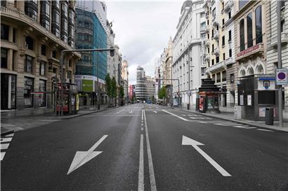 Menschenleere Gran via in Madrid: Auch Spanien versucht mit einer strengen Ausgangssperre die Situation in den Griff zu bekommen 
