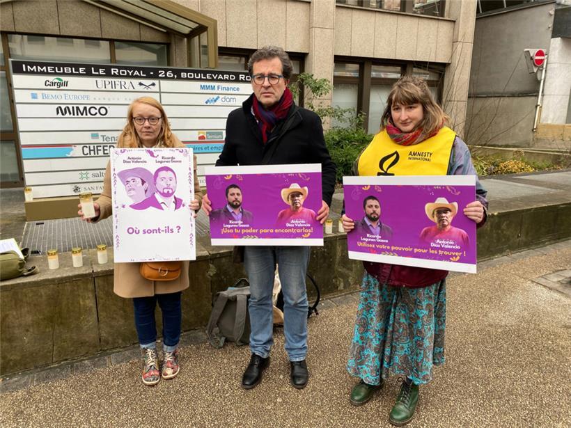 Menschenrechtsaktivisten – in der Mitte Jean Louis Zeien von der „Initiative pour un devoir de vigilance“ – vor dem Hauptsitz von Ternium am Boulevard Royal am 15. Januar, dem zweiten Jahrestag des Verschwindens von António Díaz und Ricardo Lagunes
