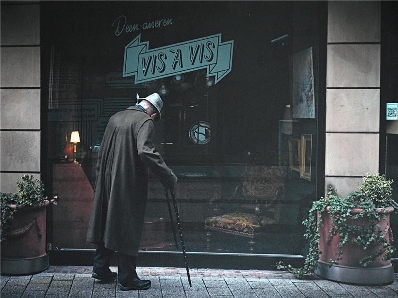 Ältere Person lächelt entspannt, Symbol für mentale Gesundheit im Alter vor demografischem Wandel 2023