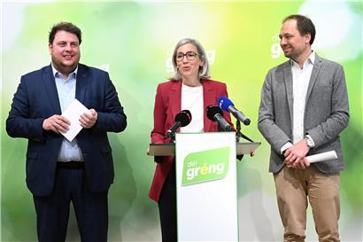 Meris Sehovic, Sam Tanson und François Benoy kritisieren scharf die Politik der Frieden-Regierung bei einer öffentlichen Debatte