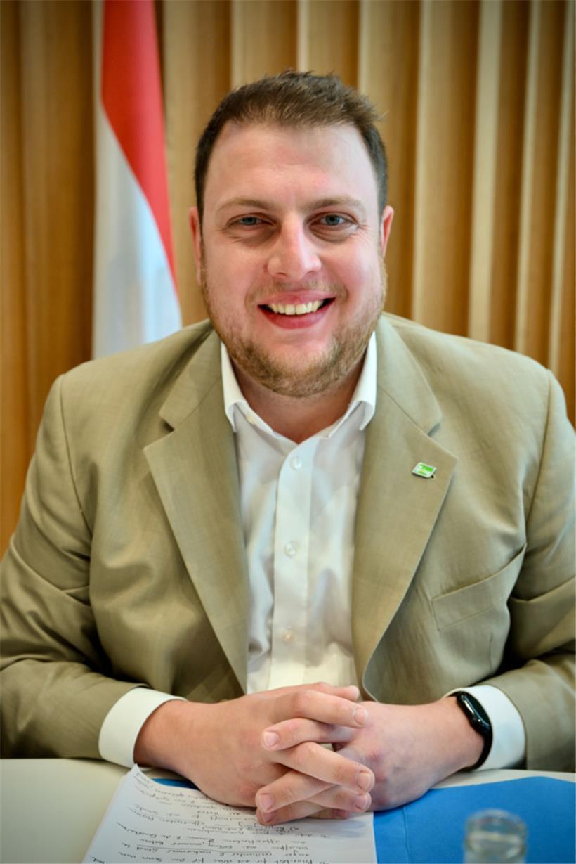 Meris Sehovic, „déi gréng“, 1.658 Stimmen: Der 31-jährige Wahl-Belvaler ist in Belgrad (SER) geboren und von Beruf Politologe. Sehovic ist Co-Präsident von „déi gréng“ und Vollblutpolitiker, was er noch in der Wahlnacht unter Beweis stellte, als er die Mehrheitsbeteiligung der Grünen schnell unter Dach und Fach brachte. Sein Schöffenmandat will er zur Hälfte der Amtszeit…
