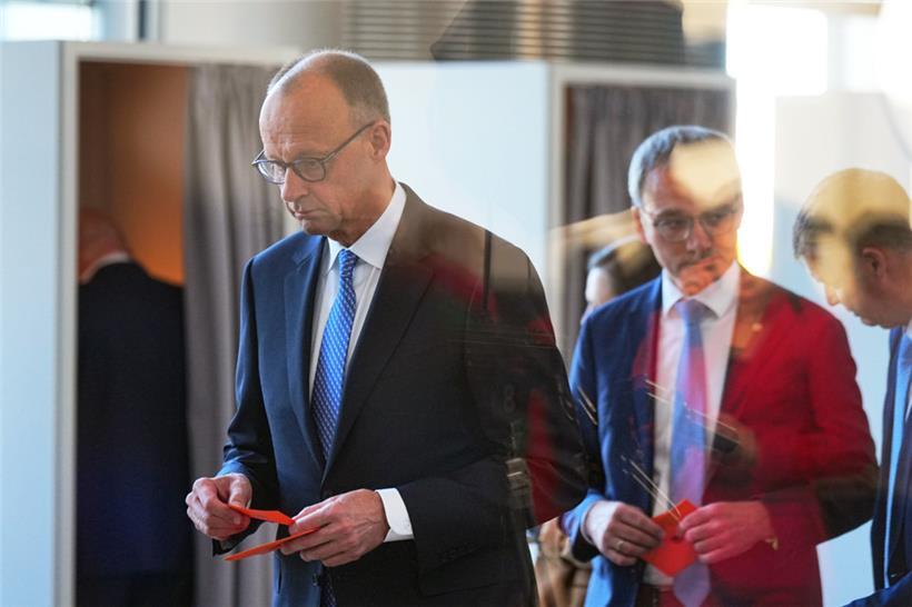 Merz bei der Stimmabgabe im Bundestag
