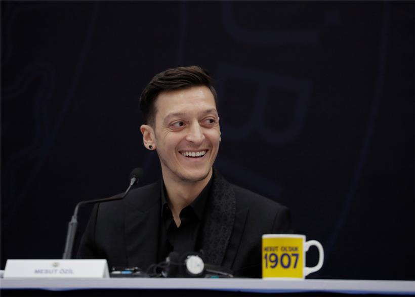 Mesut Özil, ehemaliger deutscher Fußball-Nationalspieler, im Jahr 2021 während der Vorstellungs- und Unterzeichnungszeremonie bei seinem damaligen Fußballverein Fenerbahce Istanbul. 

