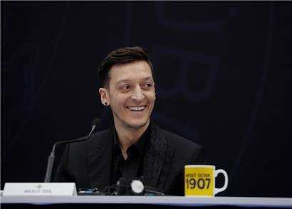 Mesut Özil, ehemaliger deutscher Fußball-Nationalspieler, im Jahr 2021 während der Vorstellungs- und Unterzeichnungszeremonie bei seinem damaligen Fußballverein Fenerbahce Istanbul. 
