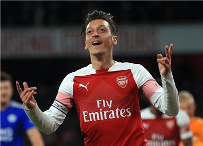 Mesut Özil weigert sich, auf Gehalt zu verzichten 
