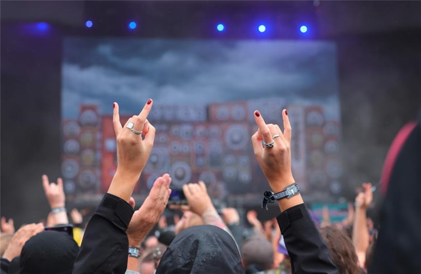Metal-Fans feiern nach der Öffnung des sogenannten „Infield“ vor der „Faster Sta...