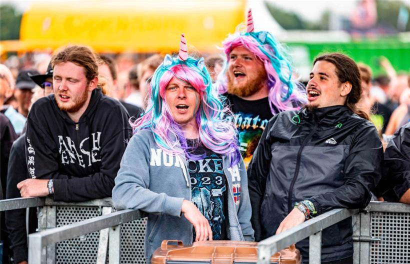 Metalfans warten auf den Einlass zum Festivalgelände