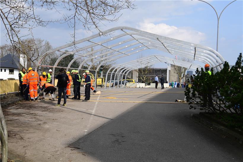 Metallene Struktur des provisorischen Krankenhauses beim CHL in Strassen. Näher durften Journalisten nicht ran.
