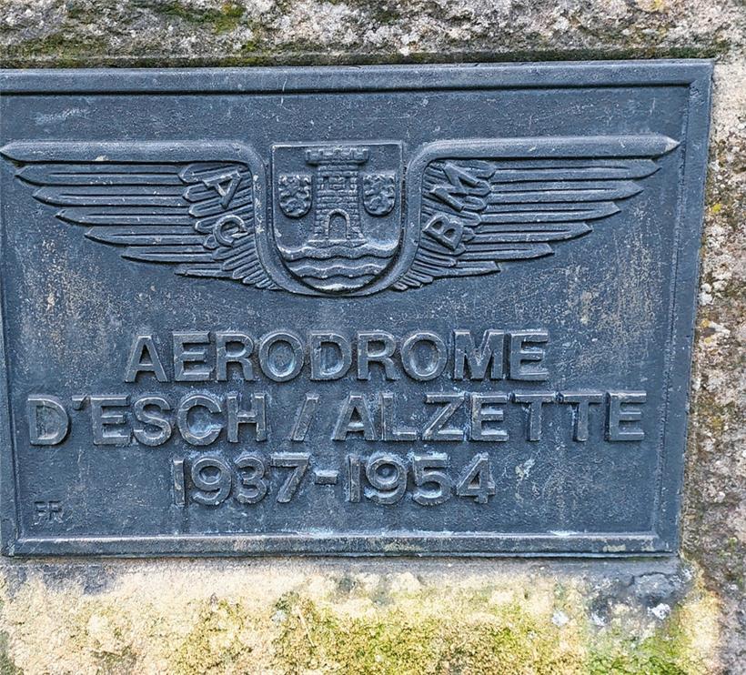 Metallplatte am Gedenkstein
