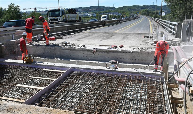 Metertief und so breit wie die ganze Fahrbahn: Arbeiter und Maschinen haben in den Beton der A1 ein stattliches Loch für den Einsatz der Dehnungsfuge gegraben. Unser Foto zeigt die Arbeiten am Montagnachmittag. 
