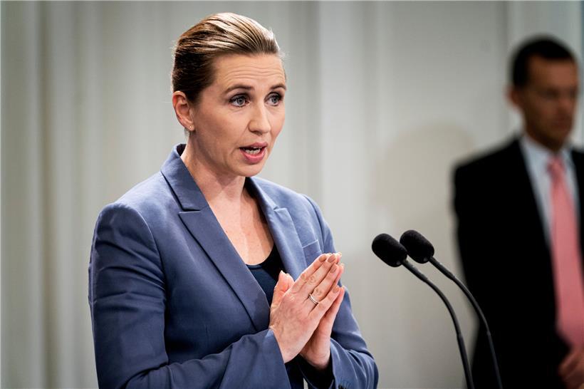 Mette Frederiksen, Premierministerin von Dänemark, spricht während einer Pressekonferenz über das neue Coronavirus. 
