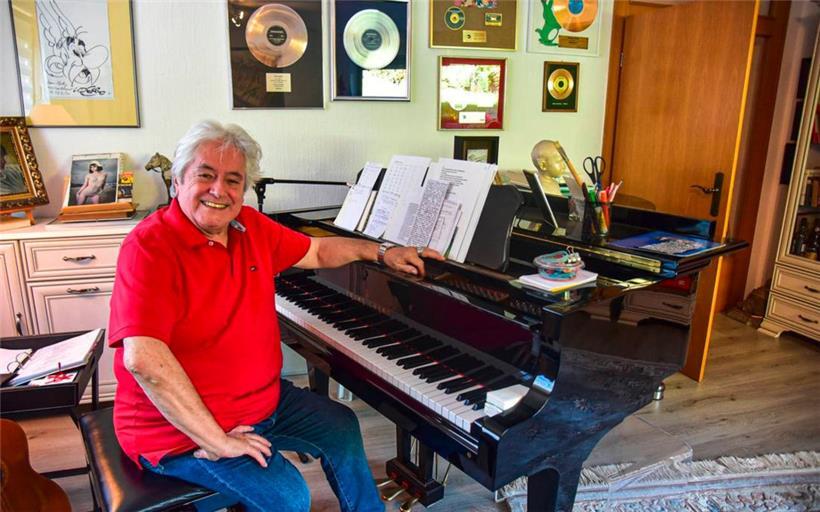 Metty Krings am Klavier in seiner Wohnung in Trier – im Hintergrund: Gold- und Platinalben sowie eine Original-Zeichnung von Asterix-Legende Uderzo
