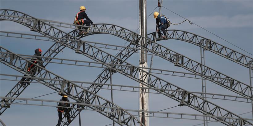 Mexiko, Ciudad Juarez: Arbeiter beginnen mit der Einrichtung einer vorübergehenden Unterkunft für mögliche Deportierte aus den USA. 
