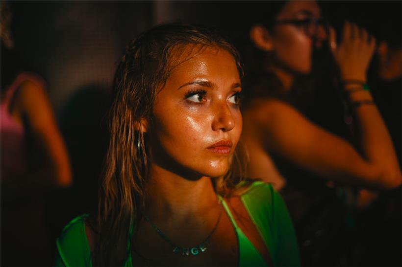 Mia McKenna-Bruce dans „How to have sex“
