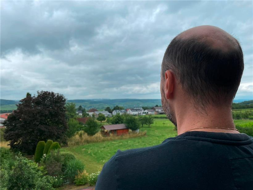 Micaele Chiocci blickt von der Terrasse seines Hauses in Perl (D) auf das einen Kilometer entfernte Schengen auf der luxemburgischen Seite

