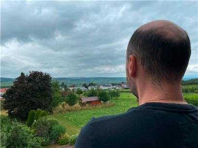 Micaele Chiocci blickt von der Terrasse seines Hauses in Perl (D) auf das einen Kilometer entfernte Schengen auf der luxemburgischen Seite
