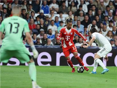 Michael Olisé, gefährlicher Fußballspieler aus München, sprintet entschlossen über das Spielfeld während eines Spiels